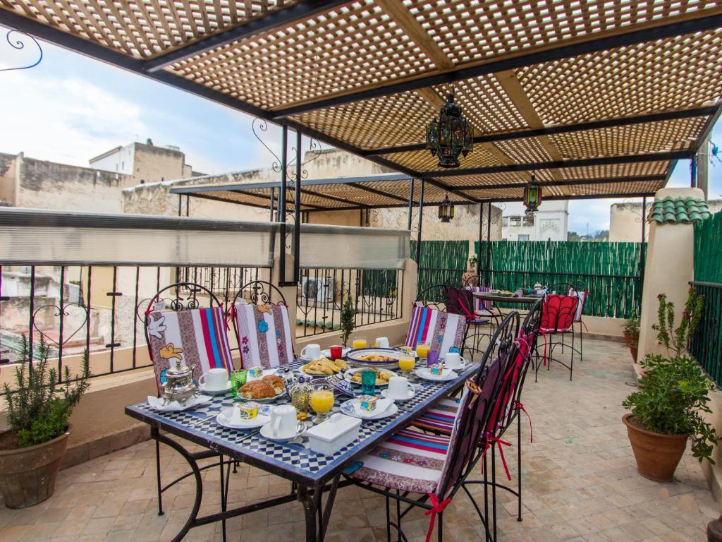 d'une table et de chaises sur une terrasse. dans l'établissement Casa Aya Medina, à Fès