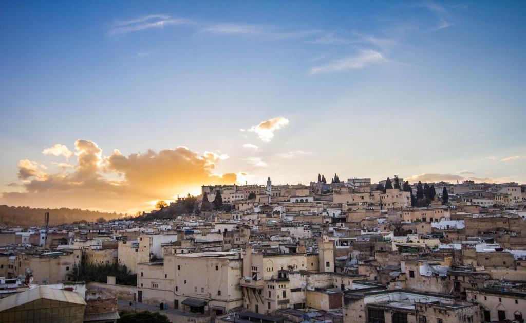 - une vue sur la ville au coucher du soleil dans l'établissement Riad Ibn Khaldoun, à Fès
