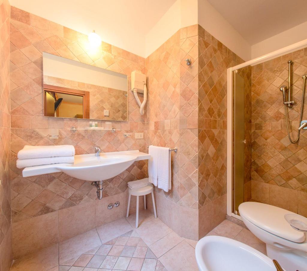 une salle de bain avec un lavabo et une douche dans l'établissement Hotel Rosalba - Valentini Family Village, à Bellaria-Igea Marina