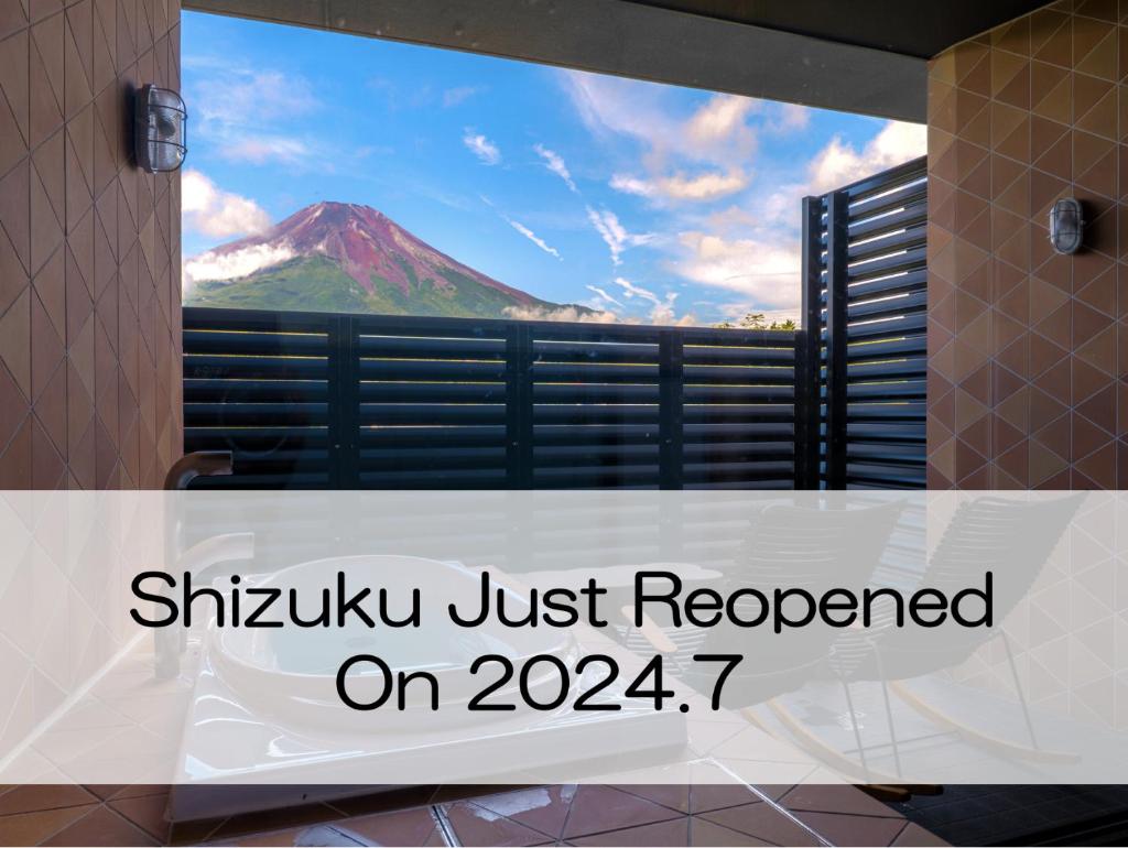 un panneau indiquant que shikyu vient de rouvrir sur une fenêtre dans l'établissement Mt Fuji View and Private Sauna Ryokan Shizuku, à Yamanakako