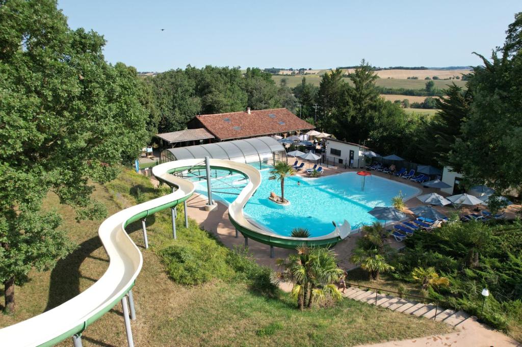 une vue aérienne d'une piscine dans un complexe hôtelier dans l'établissement chalet camping, à Marsan