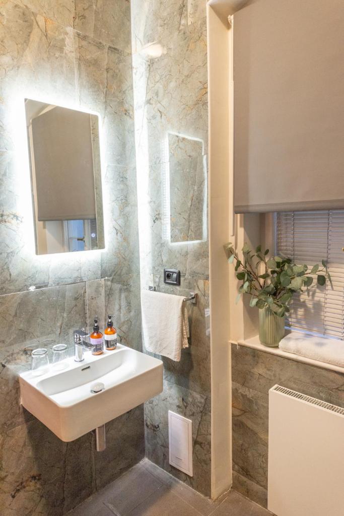 Adam's Apartment - Great Price & Best Location 3