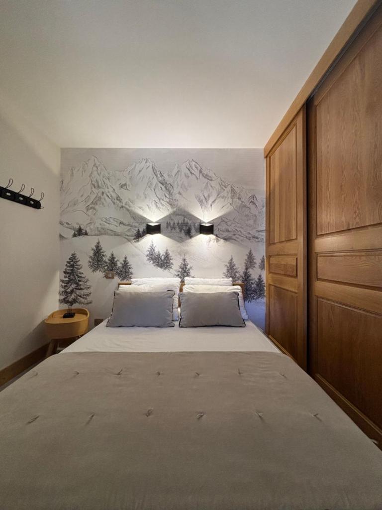 - une chambre avec un grand lit et des montagnes enneigées dans l'établissement Arc1950 Prince Des Cimes appt 4-5 pers ski in out piscine intérieure, à Arc 1950 24 autres photos