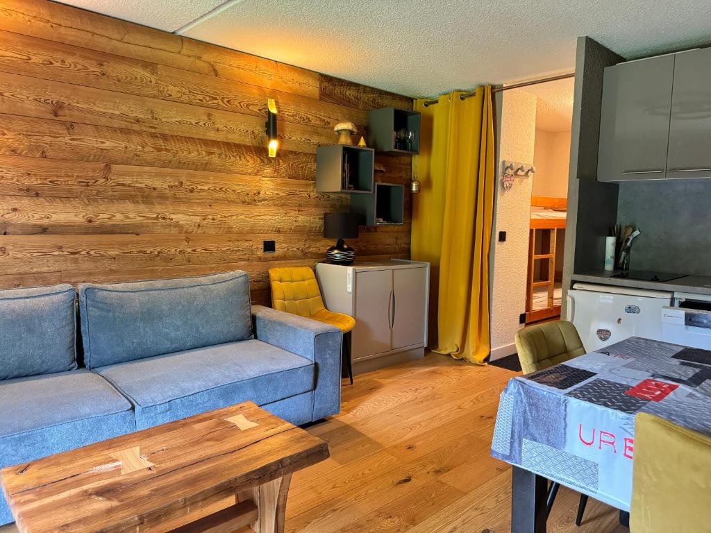 un salon avec un canapé bleu et une table dans l'établissement Superbe studio de montagne, au pied des pistes de ski, classé 3 étoiles, à La Morte 21 autres photos