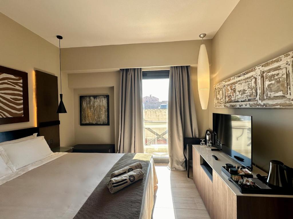 une chambre avec un grand lit et une grande fenêtre dans l'établissement Hotel Capo San Vito by Geocharme, à San Vito Lo Capo