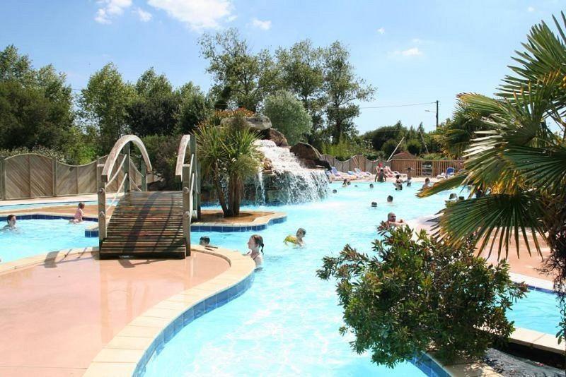 - une grande piscine avec des personnes dans un parc aquatique dans l'établissement Mobil-Home 5 places Camping 5 Etoiles ERDEVEN Les 7 Saints, à Erdeven