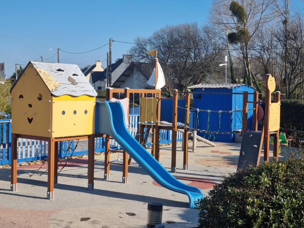 une aire de jeux avec toboggan et toboggan dans l'établissement Mobil-Home 5 places Camping 5 Etoiles ERDEVEN Les 7 Saints, à Erdeven