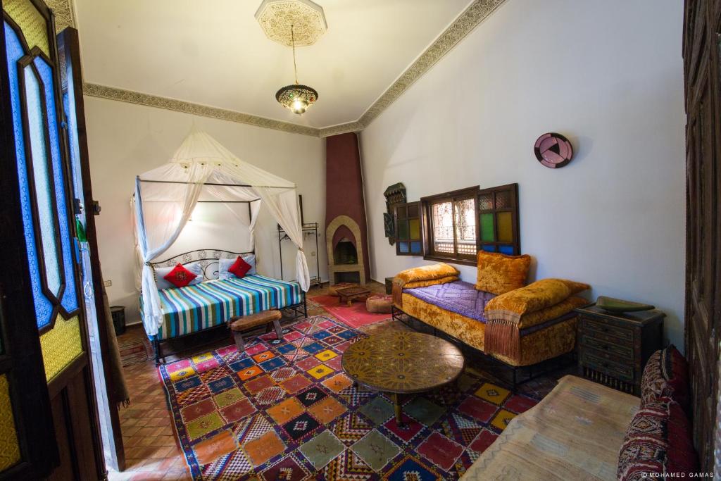 un salon avec un canapé et une table dans l'établissement Ryad Bahia, à Meknès