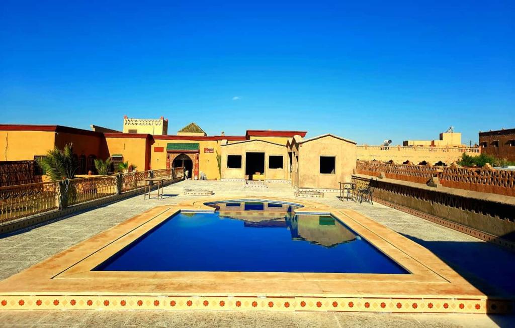 une piscine au milieu d'un immeuble dans l'établissement Riad Berber Merzouga, à Merzouga