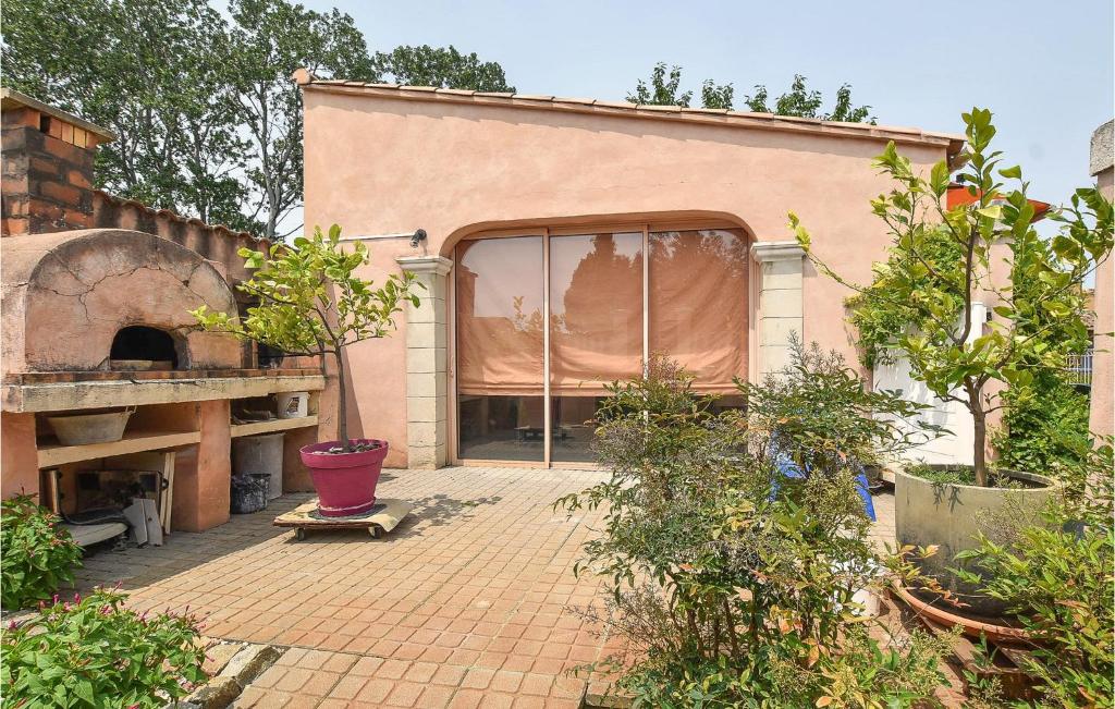 Il propose un hébergement doté d'une terrasse avec un four à pizza. dans l'établissement Pet Friendly StaCaravan, à Entraigues-sur-la-Sorgue