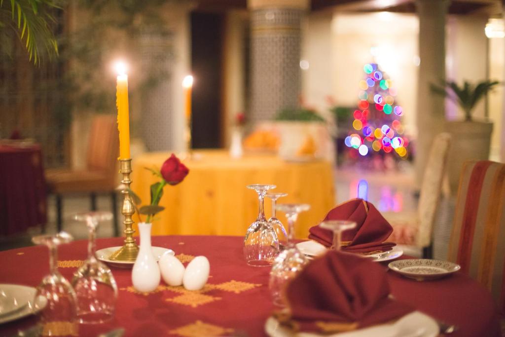 une table avec une bougie et un sapin de Noël dans l'établissement Riad Andalib, à Fès 37 autres photos