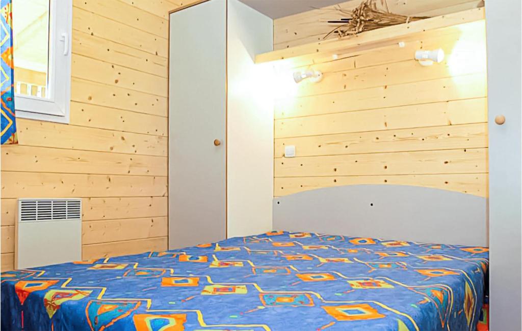 - une chambre avec un lit et un mur en bois dans l'établissement Gorgeous StaCaravan In Chef-Boutonne, à Chef-Boutonne 20 autres photos