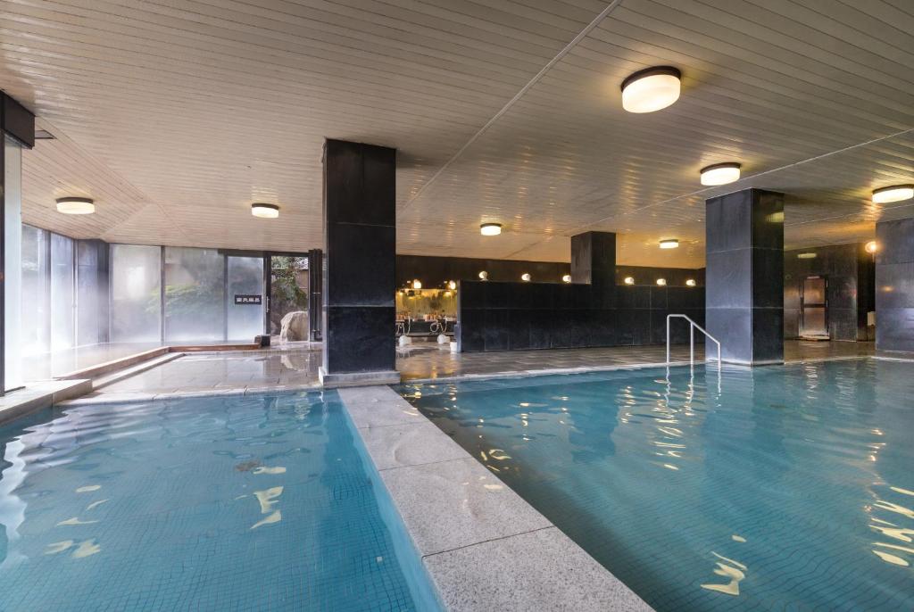 une grande piscine dans un immeuble dans l'établissement Wataya Besso, à Ureshino