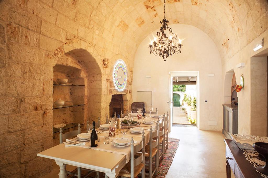 une salle à manger avec une longue table dans un immeuble dans l'établissement Wp RELAIS LOCANDA FIORE DI ZAGARA, à Diso