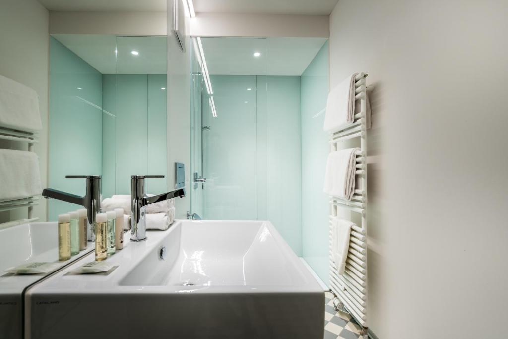 Top City Center Apartments location next to Lion Monument 3