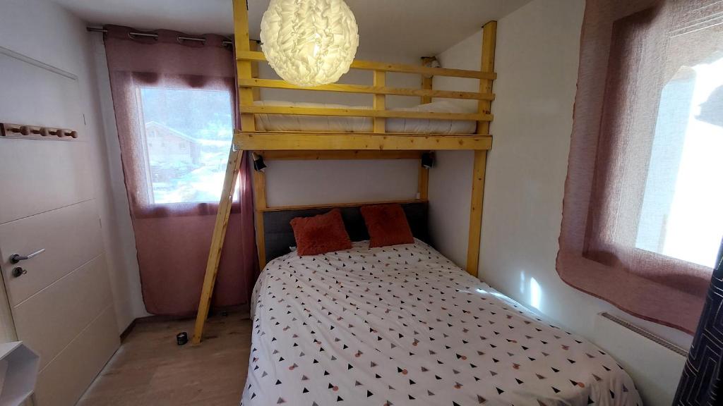 - une petite chambre avec des lits superposés dans l'établissement Large new T2 with terrace le dahu perché, au Monêtier-les-Bains