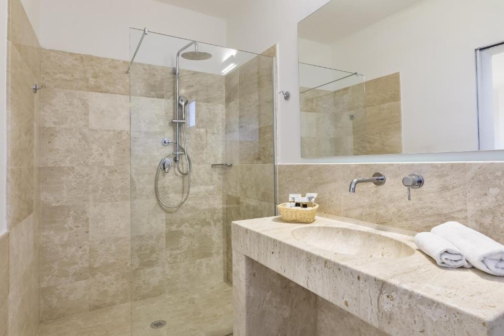 une salle de bain avec un lavabo et une douche dans l'établissement Grand Hotel In Porto Cervo, à Porto Cervo 34 autres photos