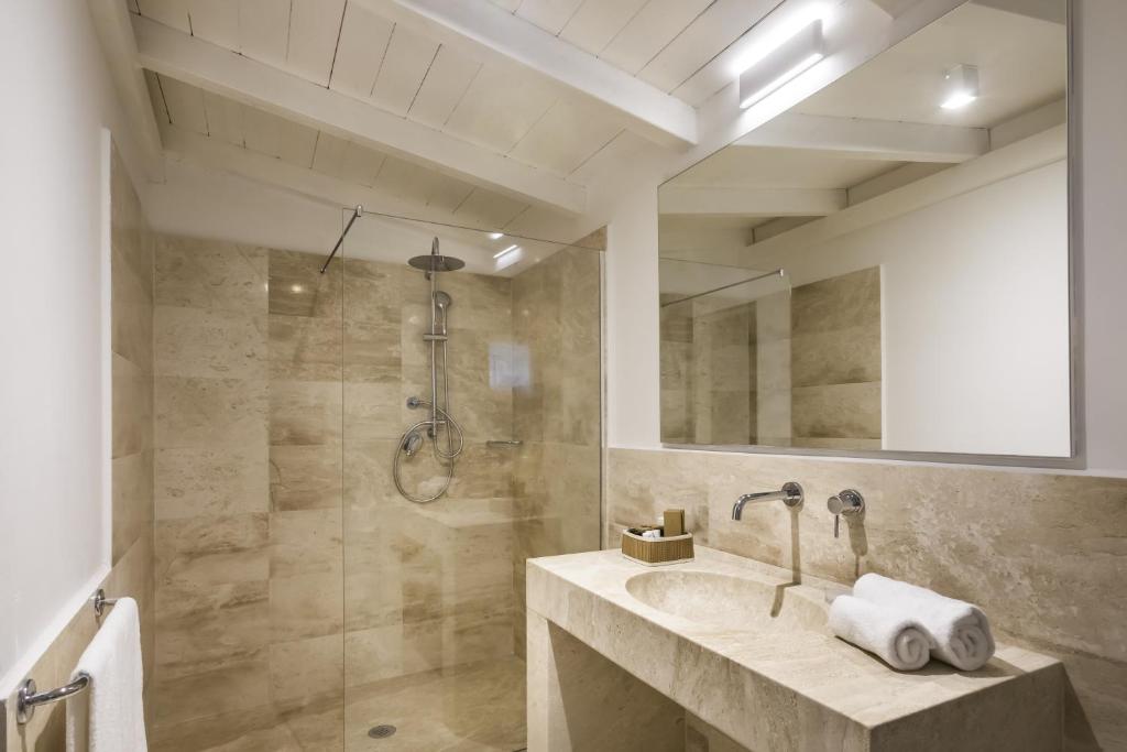 une salle de bain avec un lavabo et une douche dans l'établissement Grand Hotel In Porto Cervo, à Porto Cervo