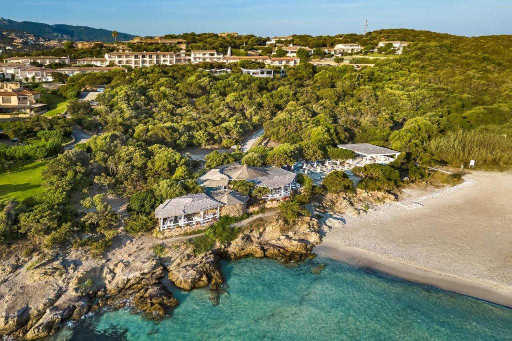 une vue aérienne d'une maison sur une plage rocheuse dans l'établissement Grand Hotel In Porto Cervo, à Porto Cervo