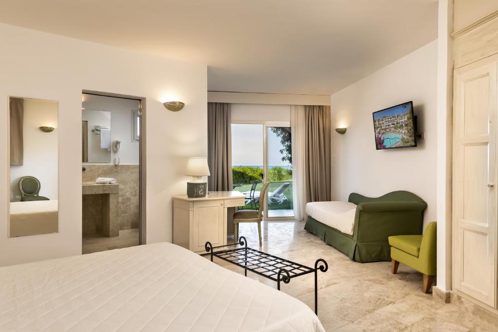 une chambre d'hôtel avec un lit et une salle de bain dans l'établissement Grand Hotel In Porto Cervo, à Porto Cervo