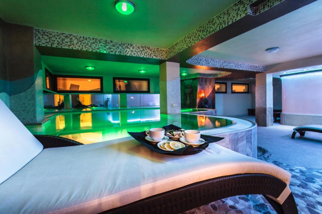 une chambre avec un lit avec un plateau de nourriture dessus dans l'établissement Hotel Delle Nazioni, à Cesenatico