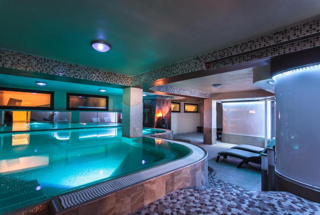 une grande piscine dans une chambre d'hôtel dans l'établissement Hotel Delle Nazioni, à Cesenatico