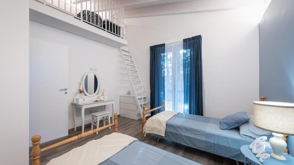 une chambre avec un lit superposé et une échelle dans l'établissement Dimora Campo delle Mura - Charming House, à Acquaviva Picena