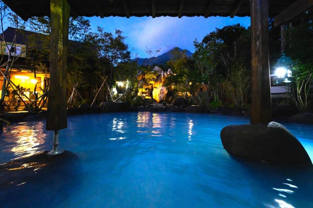 - une piscine dans un complexe la nuit dans l'établissement Taisho Yufu no Hana, à Yufu