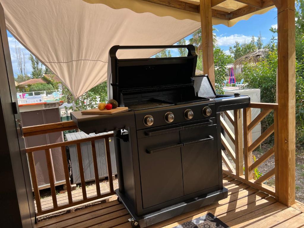 - un barbecue sur une terrasse couverte dans l'établissement cosy et ultra confort au bord, à Fréjus