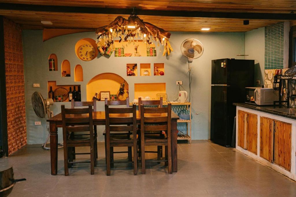 Anna Little Garden - Fish House