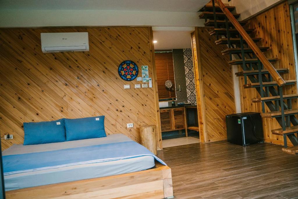 Anna Little Garden - Fish House