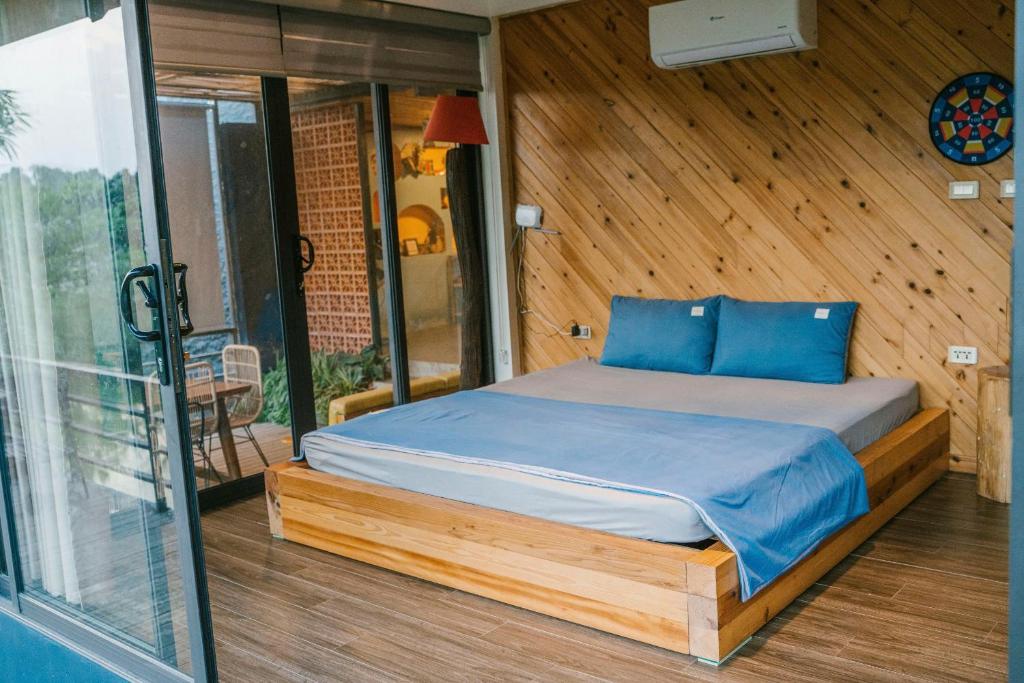 Anna Little Garden - Fish House