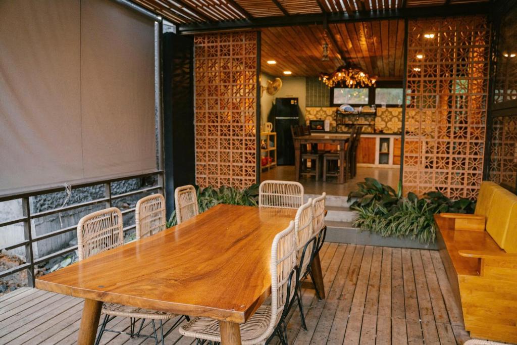 Anna Little Garden - Fish House