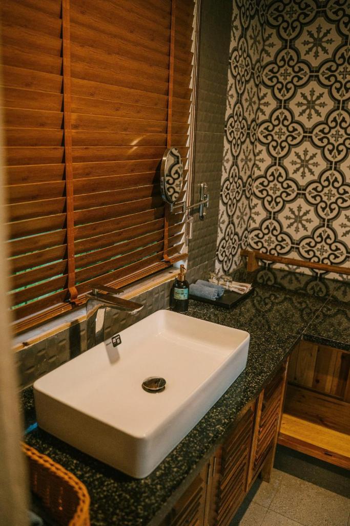 Anna Little Garden - Fish House