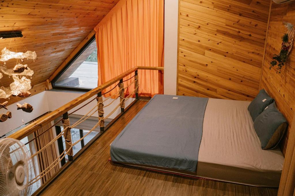 Anna Little Garden - Fish House