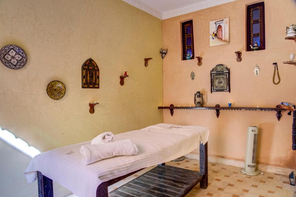 une chambre avec un lit avec une serviette dessus dans l'établissement Riad Jnane Ines, à Taroudant