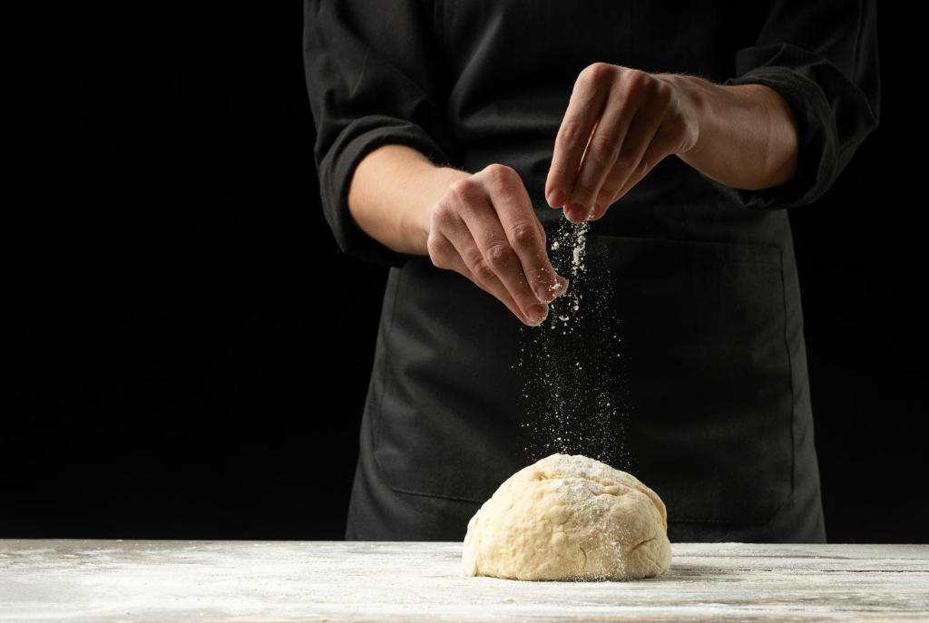 une personne arrose de la farine sur un morceau de pâte dans l'établissement HOTEL NOIR - Free Brunch & Breakfast Until 13-00 - Vicinissimi a Mirabilandia, à Milano Marittima 79 autres photos
