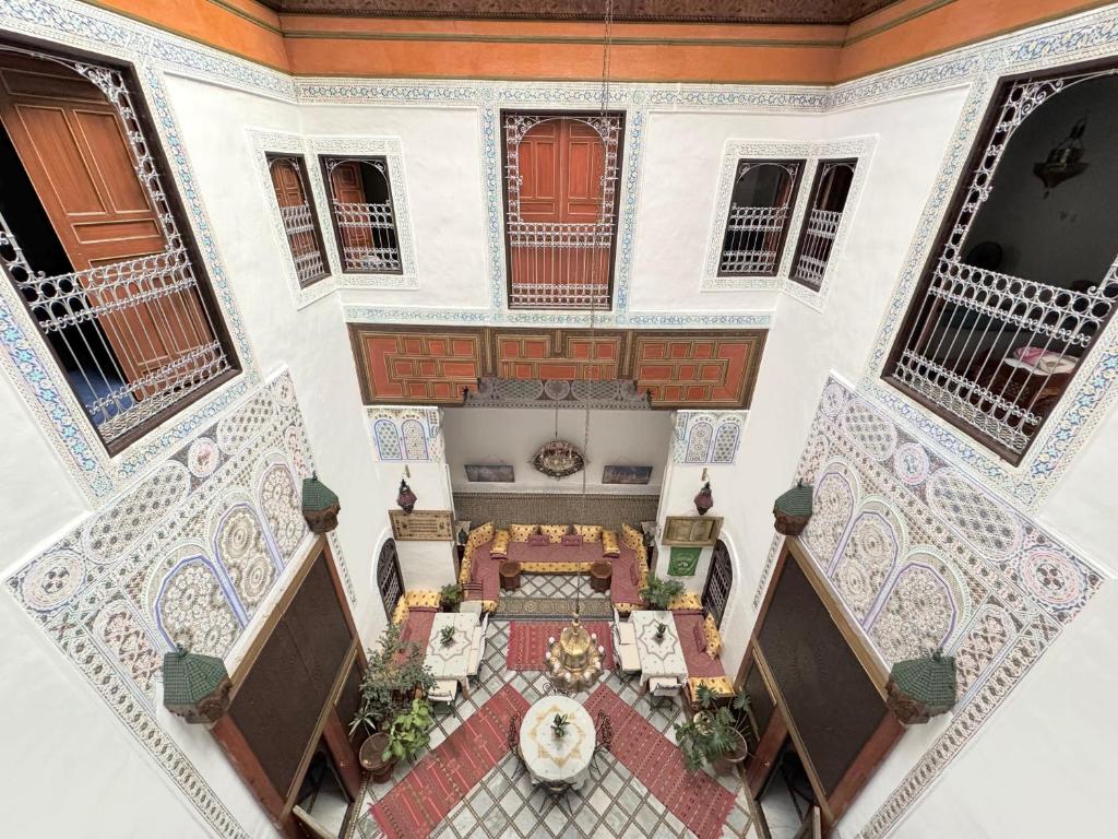 une vue aérienne du hall d'un immeuble dans l'établissement Riad Meski, à Fès