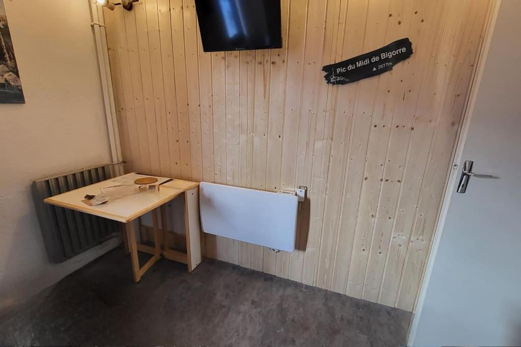 - une petite table dans une pièce avec un panneau mural dans l'établissement Studio Le Cérétou - La Mongie Tourmalet, à Bagnères-de-Bigorre