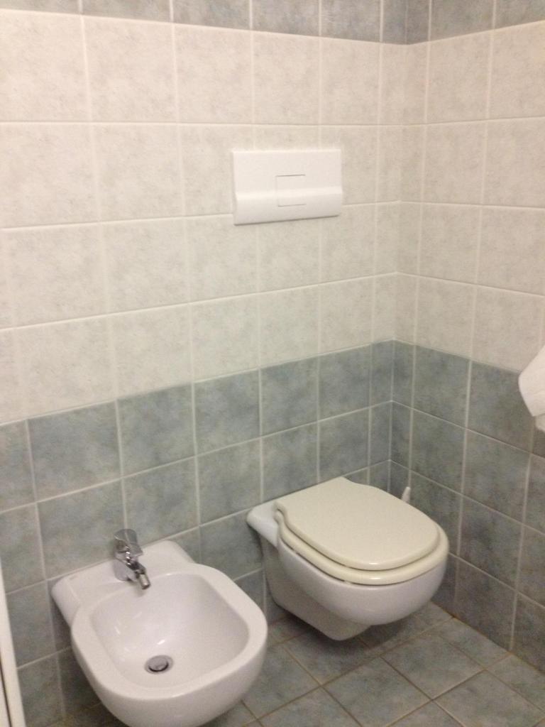 une salle de bain avec toilettes et lavabo dans l'établissement Hotel Turano, à Castel di Tora 41 autres photos