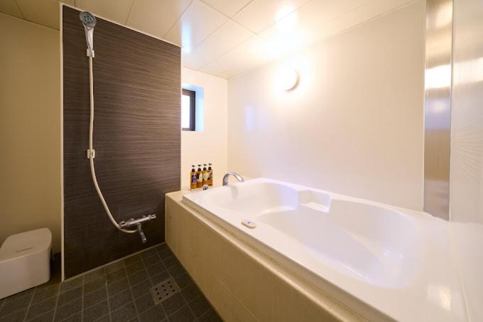 une salle de bain avec une baignoire, des toilettes et un lavabo dans l'établissement Hotel Stay Forest (Love Hotel), à Tsuchiura