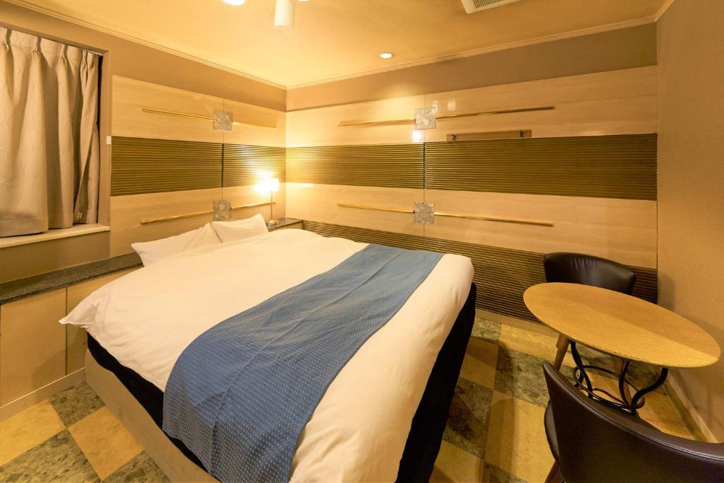une chambre avec un grand lit et une table dans l'établissement Hotel Stay Forest (Love Hotel), à Tsuchiura