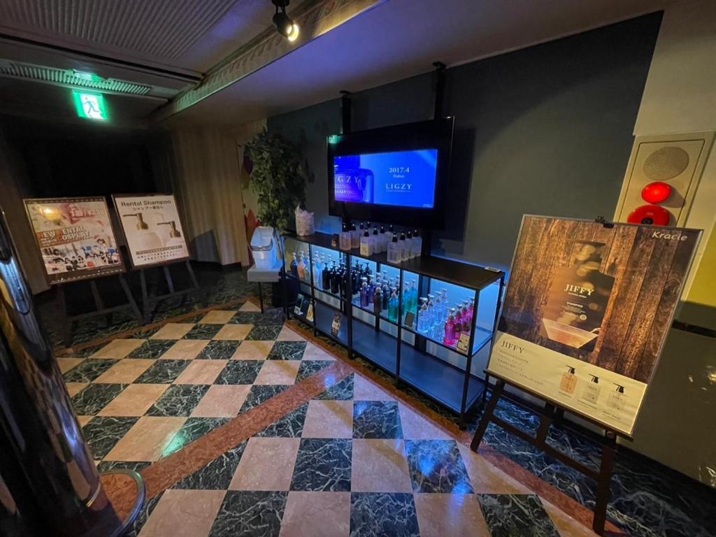 Cette chambre dispose d'une télévision et d'un sol en damier. dans l'établissement Hotel Stay Forest (Love Hotel), à Tsuchiura