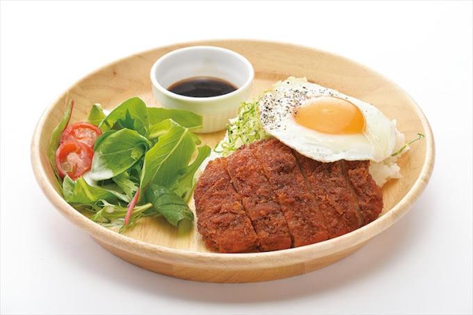 un plat avec un œuf et une salade dans l'établissement Hotel Stay Forest (Love Hotel), à Tsuchiura