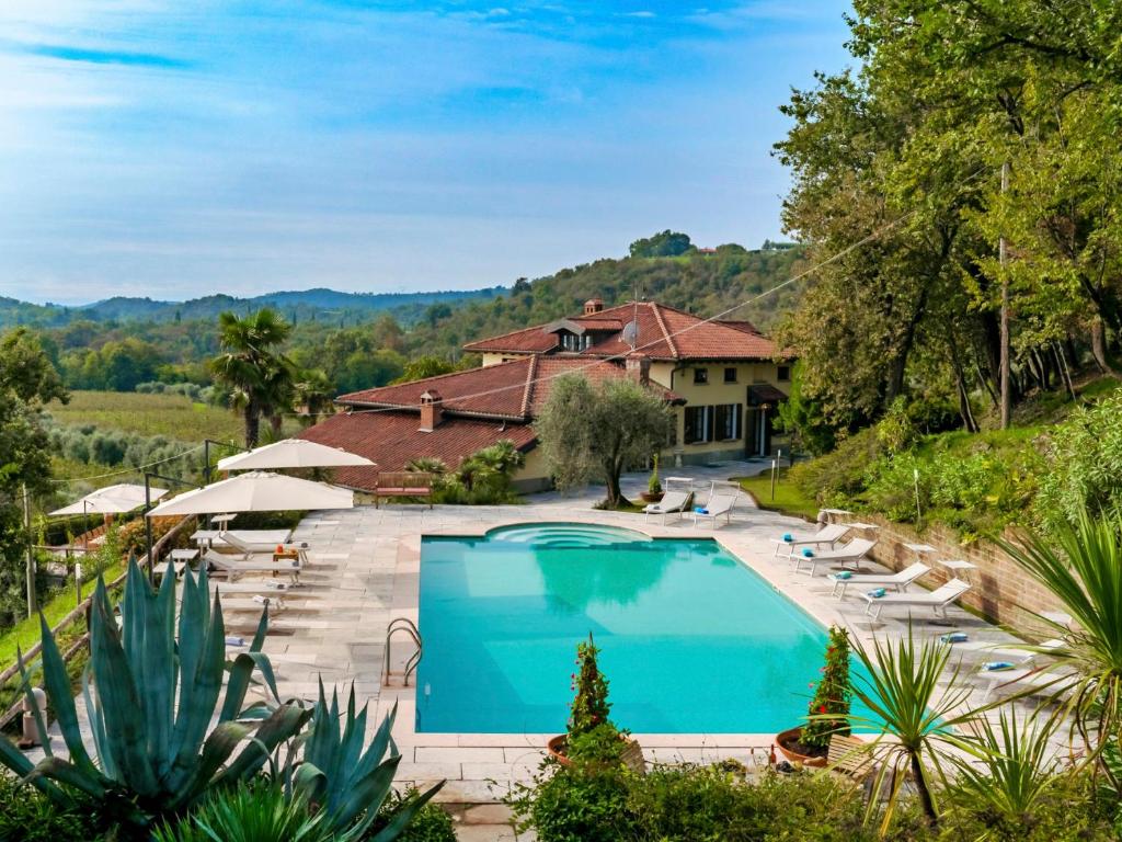 une image d'une maison avec piscine dans l'établissement TENUTA NAVELLI 12&2, Emma Villas, à Salò