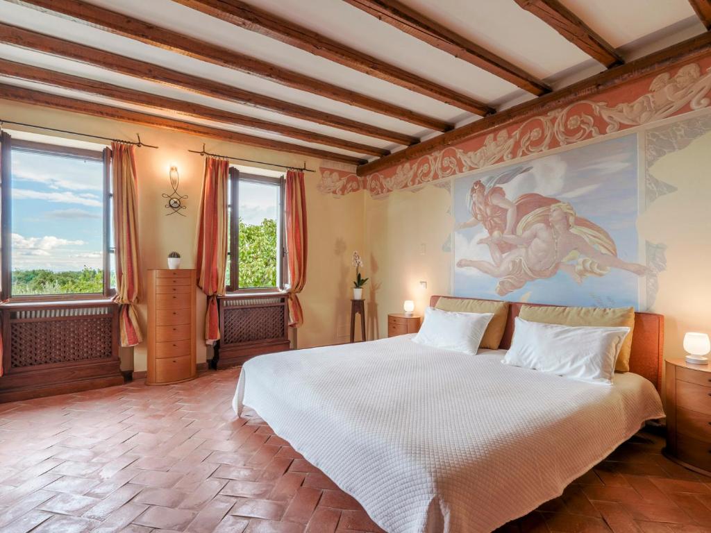 une chambre avec un grand lit et deux fenêtres dans l'établissement TENUTA NAVELLI 12&2, Emma Villas, à Salò 39 autres photos