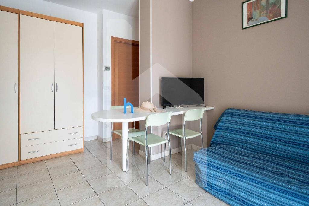 une chambre avec un lit et un bureau avec un ordinateur dans l'établissement Homiday - Residence Micaene, à Pineto