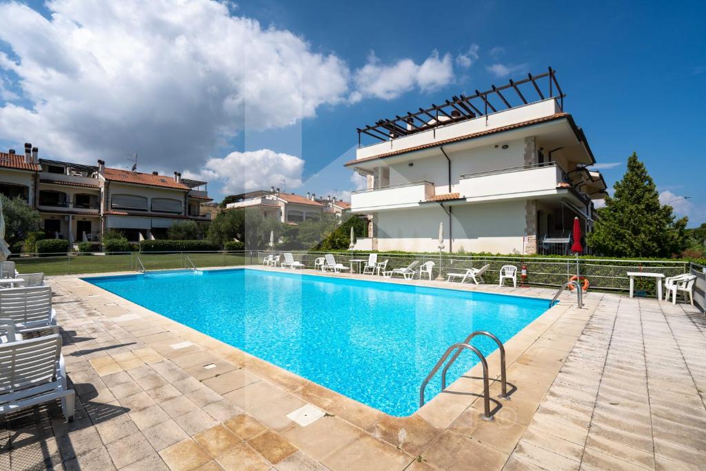 une piscine devant un bâtiment dans l'établissement Homiday - Residence Micaene, à Pineto