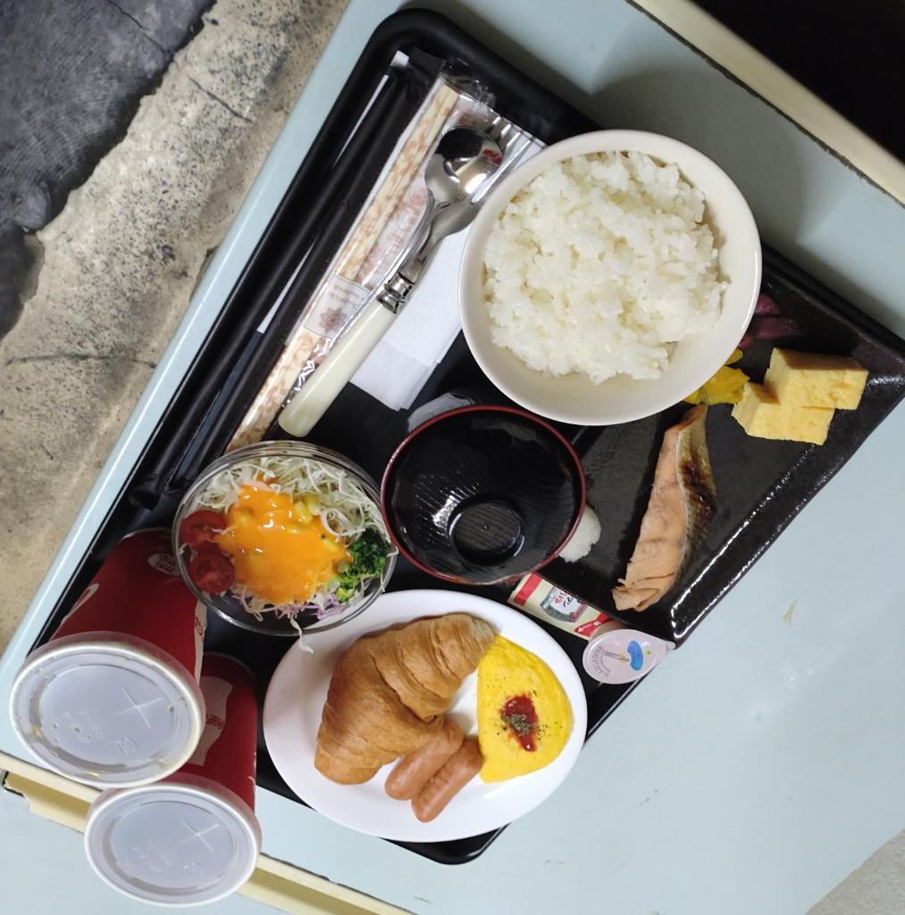 - un plateau avec des assiettes de nourriture sur une table dans l'établissement PrincessPrincessAzumino, à Azumino