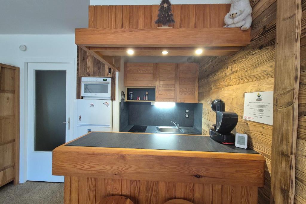 - une cuisine avec un grand îlot en bois dans l'établissement Superbe appartement au pied des pistes -Le chamois, à Les Déserts